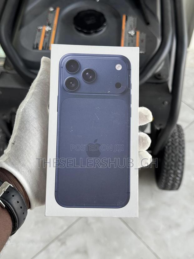 New Apple iPhone 17 Pro Max 512 GB Blue · Photo 3