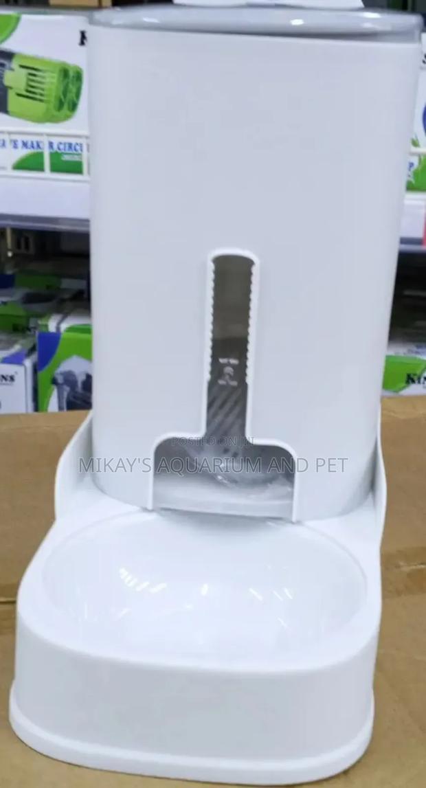 Plastic Dog Feeder · Photo 2