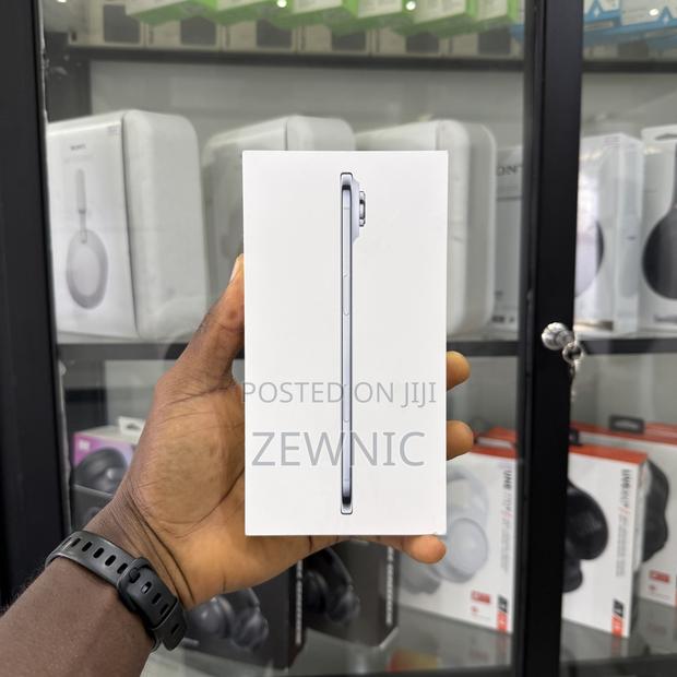 New Apple iPhone Air 256 GB Blue · Photo 2