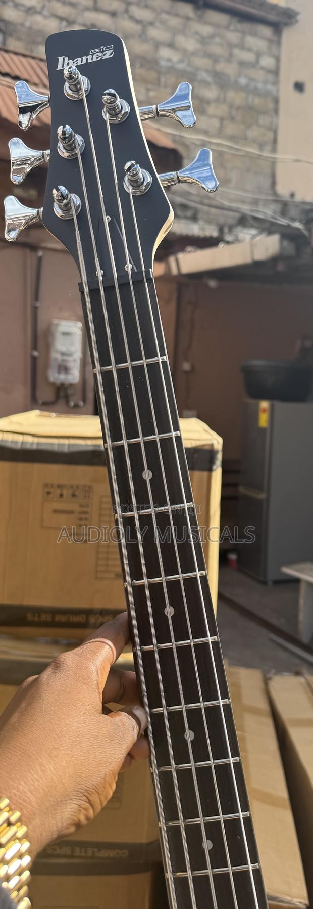 Passive Bass Guitar Ibanez photo 2
