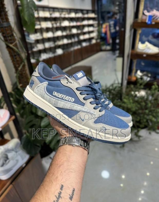 Nike Air Jordan 1 Low X Undefeated. · Photo 4