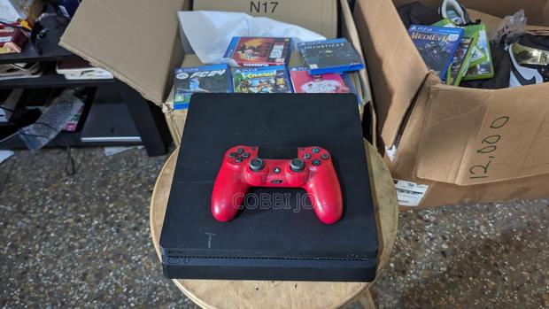 Playstation 4 Slim With Two CDS · Photo 2