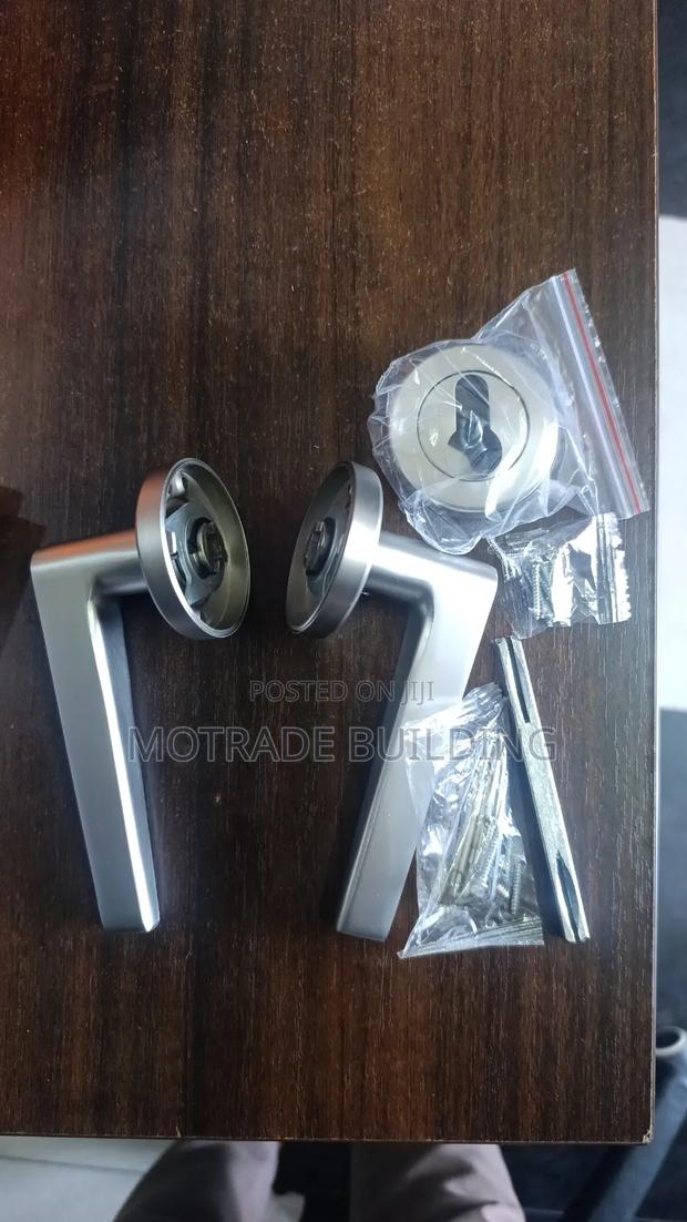 Moderate Heavy Door Handle (. · Photo 2