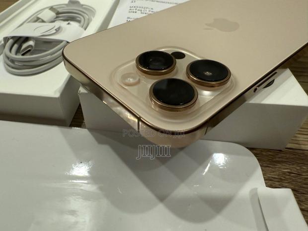 Apple iPhone 16 Pro Max 256 GB Gold · Photo 2