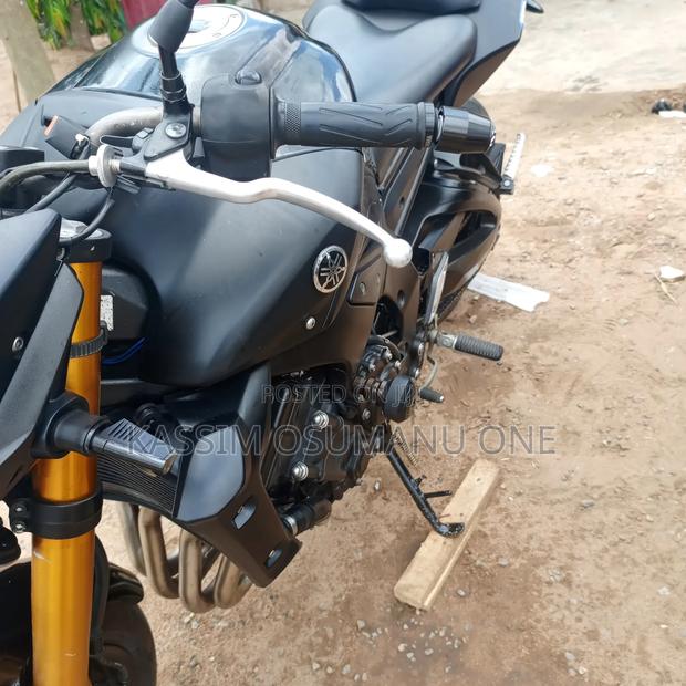 Yamaha 2018 Black photo 2