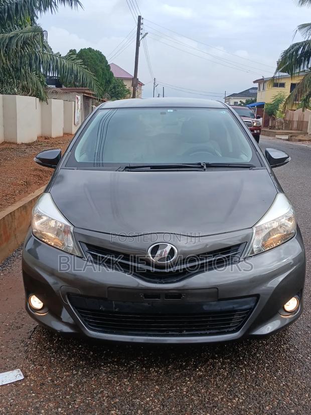 Toyota Vitz 1.3 AWD 3dr 2013 Gray · Photo 2