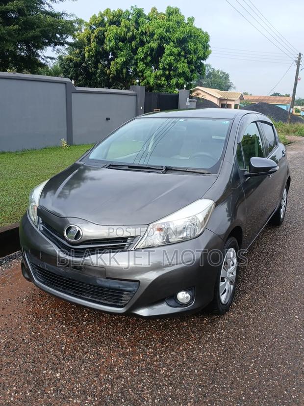 Toyota Vitz 1.3 AWD 3dr 2013 Gray · Photo 3