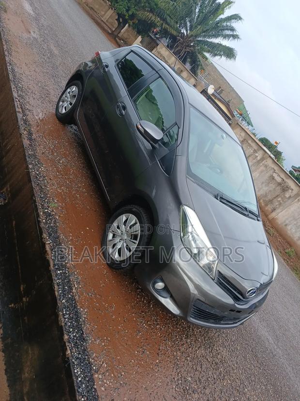 Toyota Vitz 1.3 AWD 3dr 2013 Gray · Photo 4