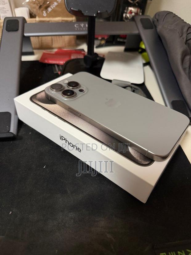 Apple iPhone 15 Pro Max 256 GB Silver · Photo 2