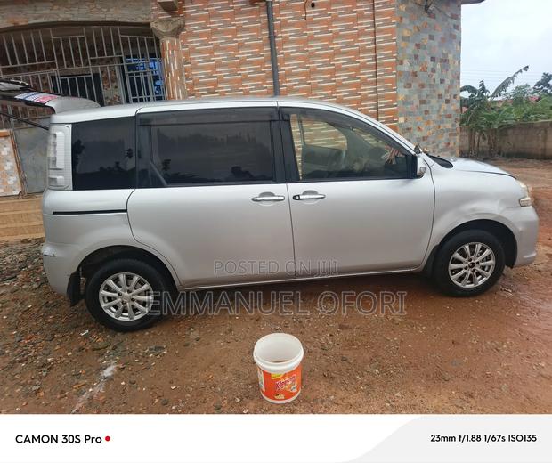 Toyota Sienta 1.5 AWD 2012 Silver