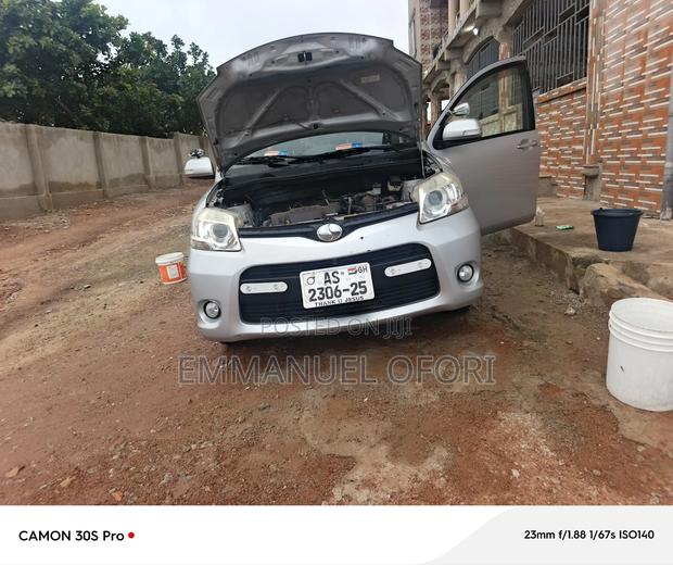 Toyota Sienta 1.5 AWD 2012 Silver