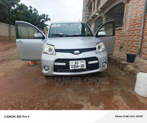 Toyota Sienta 1.5 AWD 2012 Silver