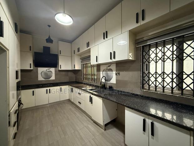 5bdrm Duplex in American House for rent photo 3