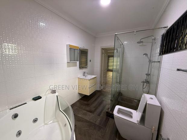 5bdrm Duplex in American House for rent photo 8