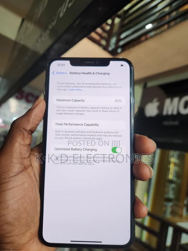 Apple iPhone 11 Pro Max 64 GB Green · Photo 2