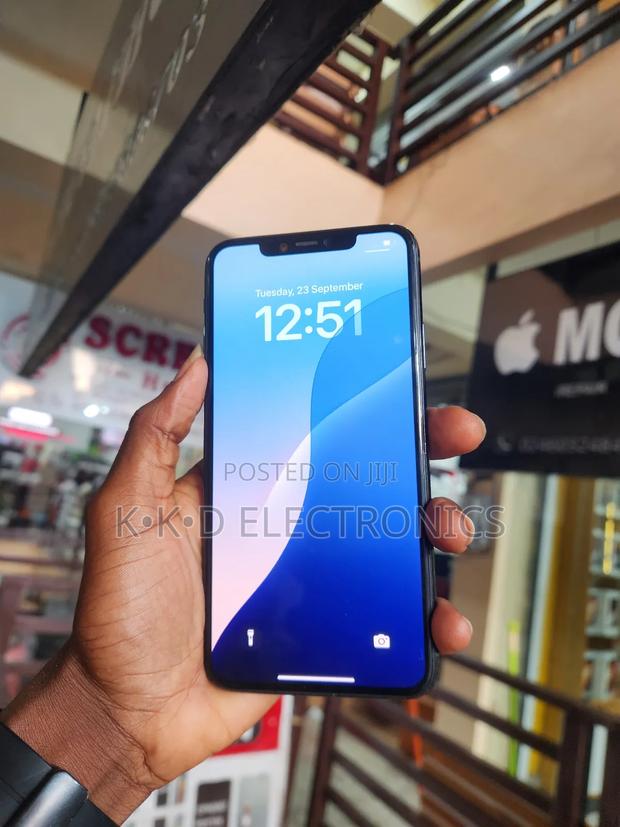 Apple iPhone 11 Pro Max 64 GB Green · Photo 3