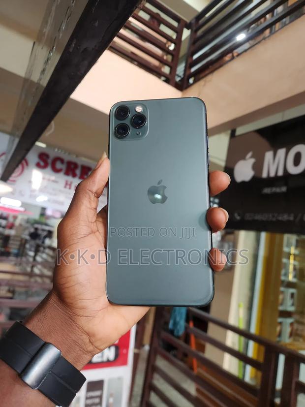 Apple iPhone 11 Pro Max 64 GB Green · Photo 4