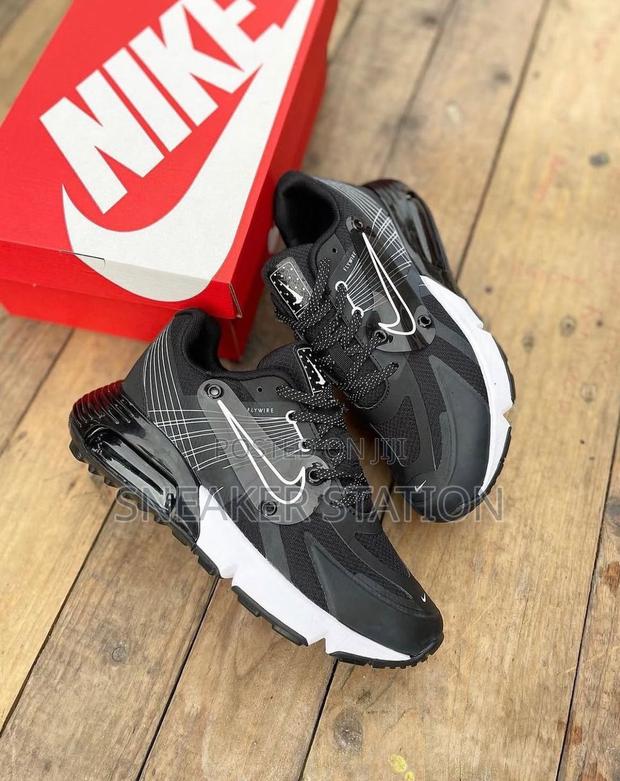 Nike Airmax Flywire Black/White · Photo 3