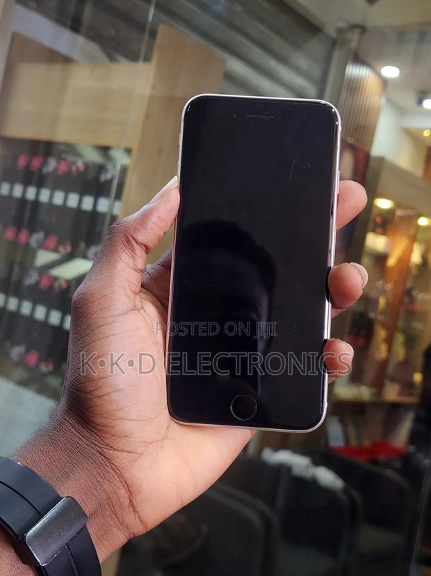 Apple iPhone SE (2022) 64 GB White · Photo 2
