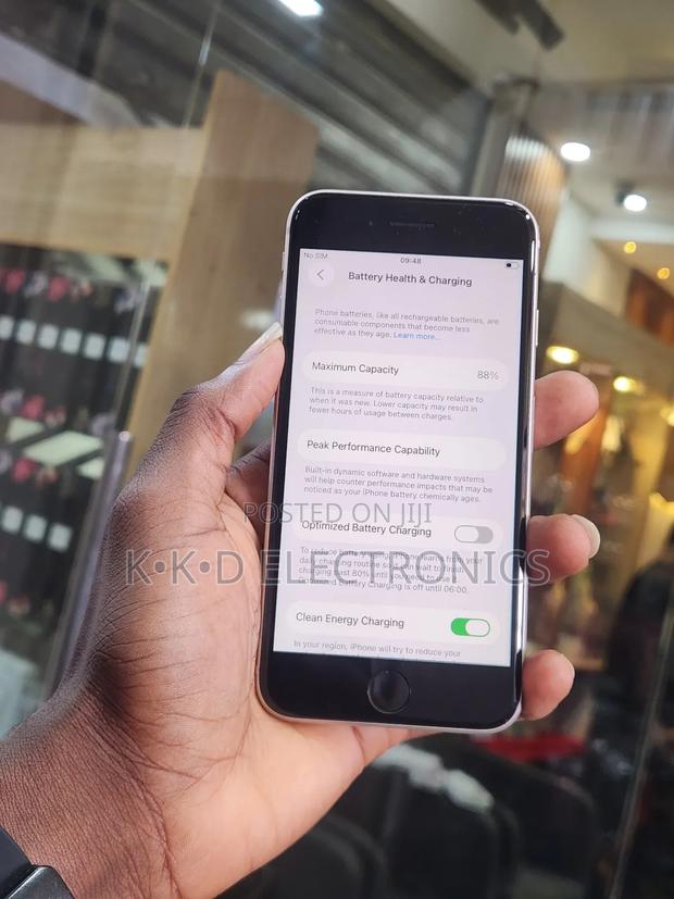 Apple iPhone SE (2022) 64 GB White · Photo 3