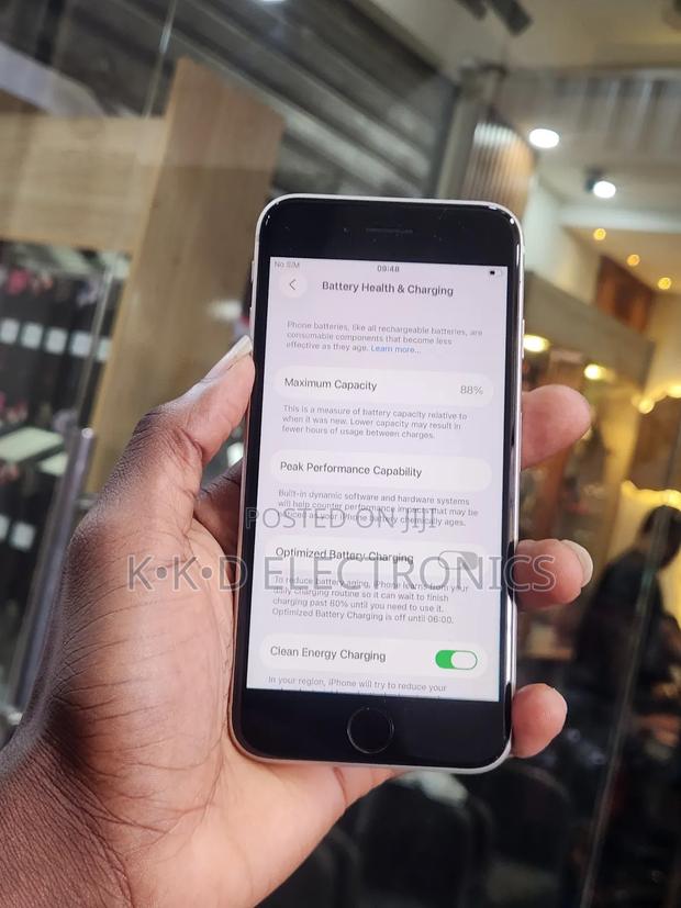 Apple iPhone SE (2022) 64 GB White · Photo 4
