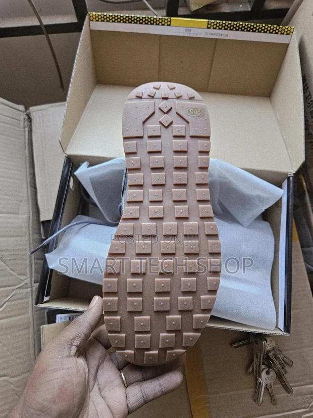 Guyisa Safety Shoes With Steel Toes And Breathable Material Antipunch