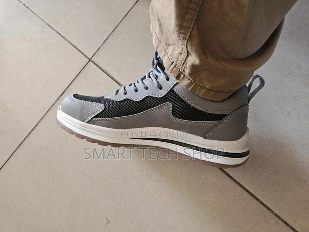 Guyisa Safety Shoes With Steel Toes And Breathable Material Antipunch