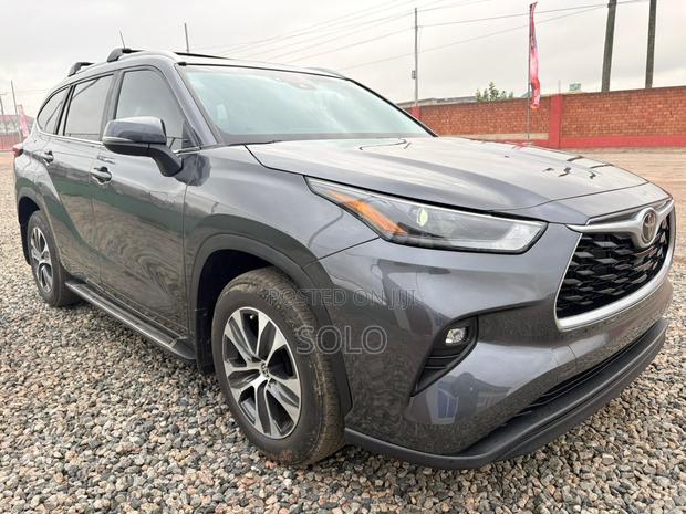 Toyota Highlander XLE FWD 2023 Gray