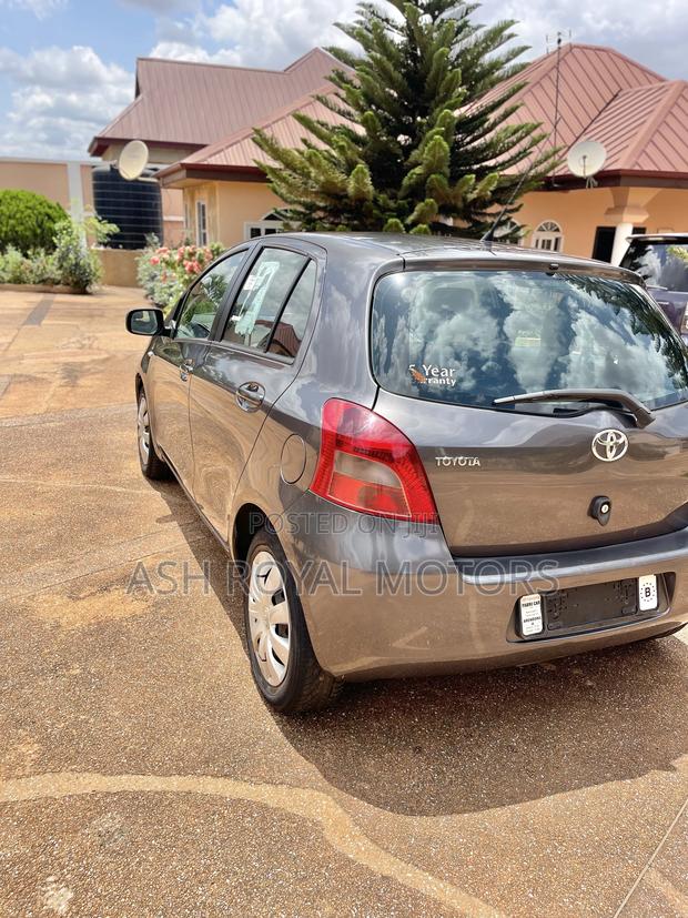 Toyota Yaris Base Hatchback 5dr 2010 Gray