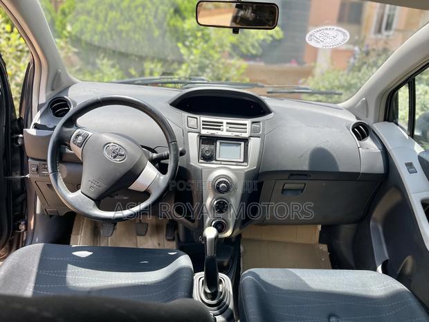 Toyota Yaris Base Hatchback 5dr 2010 Gray