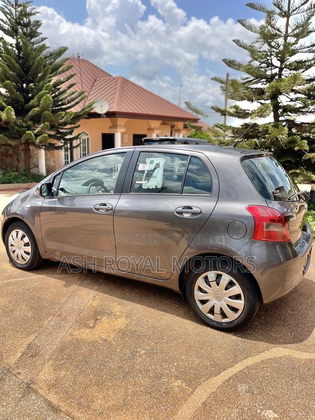 Toyota Yaris Base Hatchback 5dr 2010 Gray