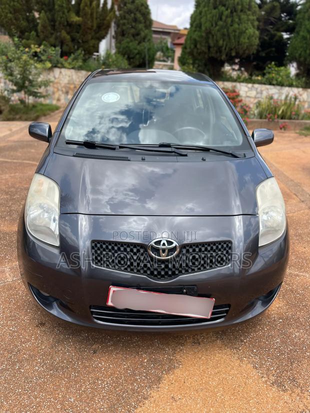 Toyota Yaris Base Hatchback 5dr 2010 Gray