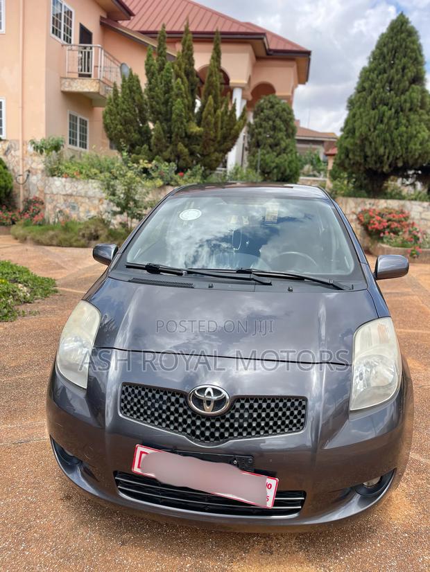 Toyota Yaris Base Hatchback 5dr 2010 Gray