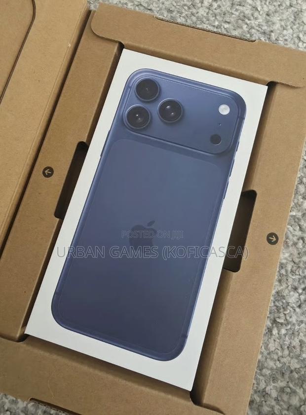 New Apple iPhone 17 Pro Max 256 GB Blue · Photo 2
