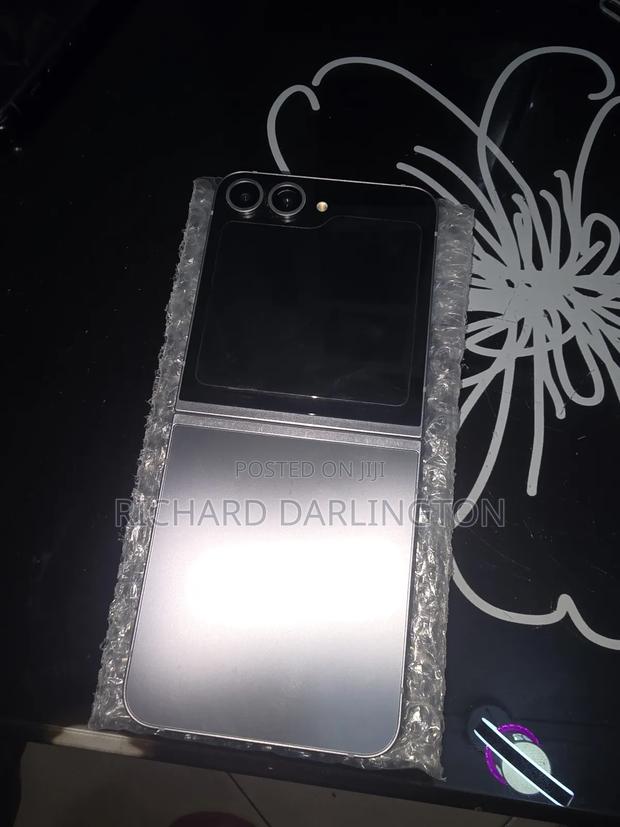 Samsung Galaxy Z Flip6 256 GB Silver · Photo 2