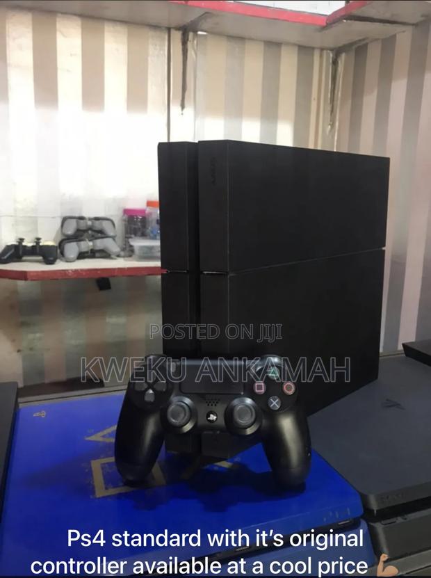 Playstation 4 Standed Complete With a Controller · Photo 2