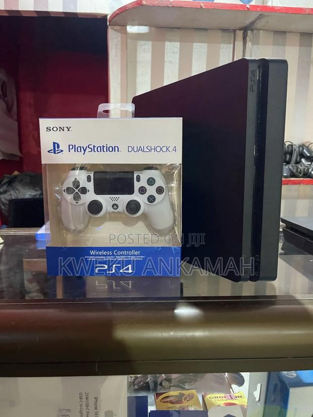 Playstation 4 Slim Complete With a Controller · Photo 3