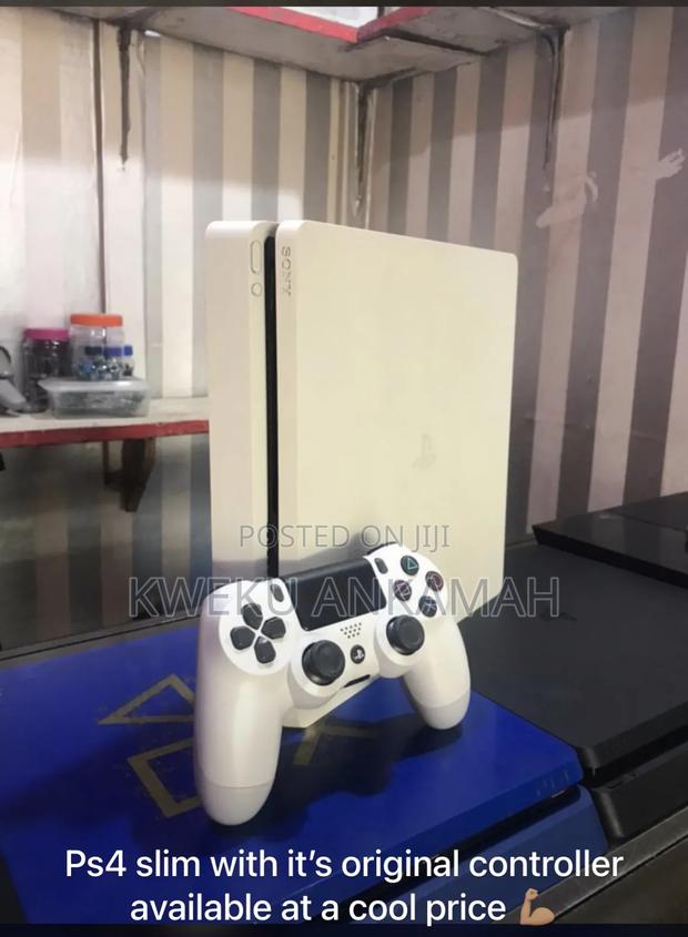 Playstation 4 Slim Complete With a Controller · Photo 4