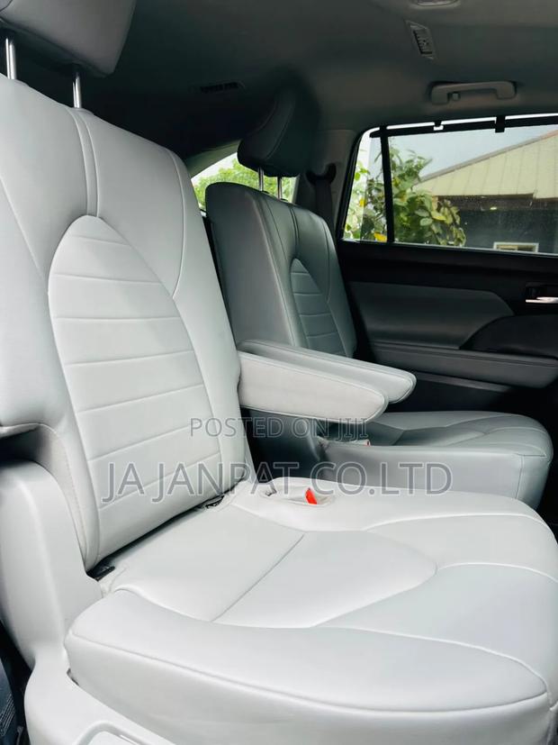 Toyota Highlander XLE AWD 2023 Silver photo 2