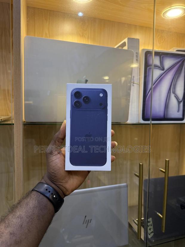 New Apple iPhone 17 Pro Max 256 GB Blue · Photo 2
