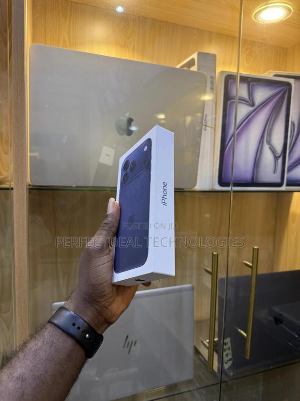 New Apple iPhone 17 Pro Max 256 GB Blue · Photo 3