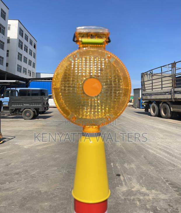 Solar Traffic Road Barricade Warning Light Led Flash Warning Light photo 4