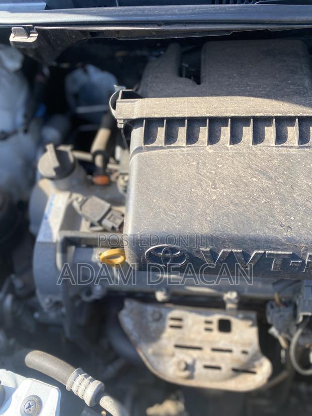 Toyota Vitz 2010 White