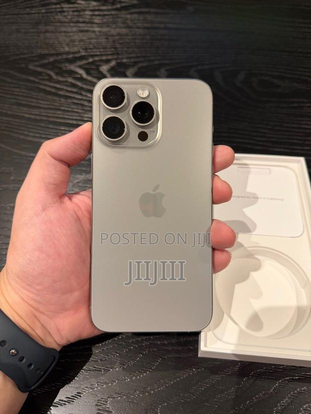 Apple iPhone 15 Pro Max 256 GB Silver · Photo 2
