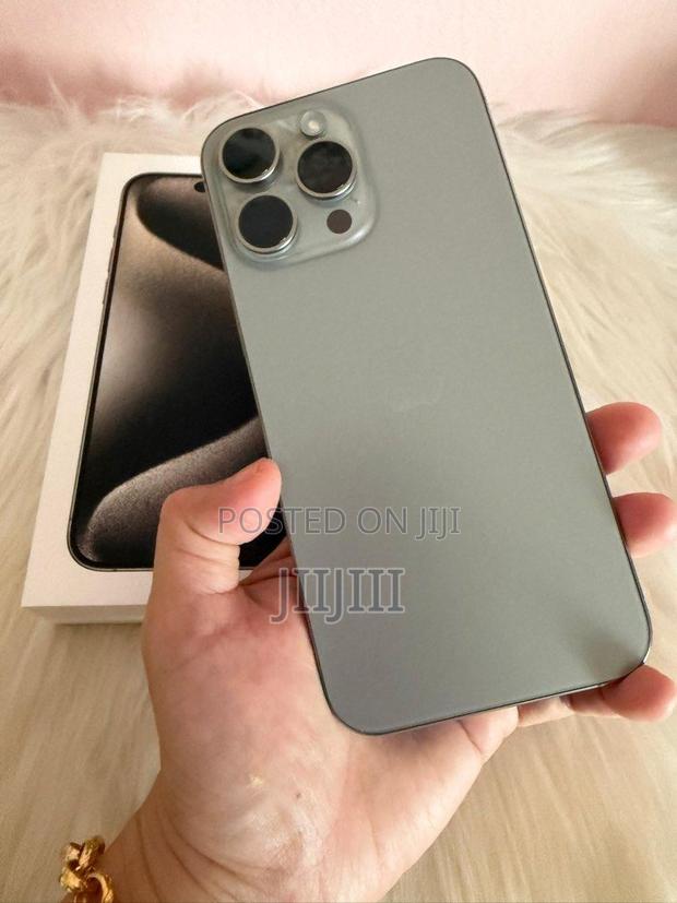 Apple iPhone 15 Pro Max 256 GB Silver · Photo 2