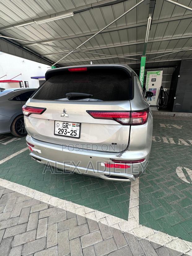 Mitsubishi Outlander SEL 2023 Silver photo 4