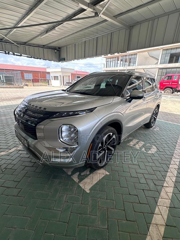 Mitsubishi Outlander SEL 2023 Silver photo 5