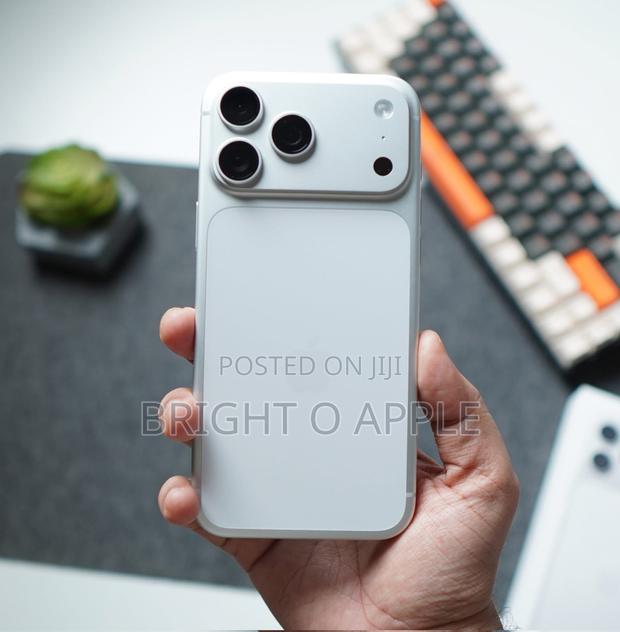 New Apple iPhone 17 Pro Max 256 GB White · Photo 2