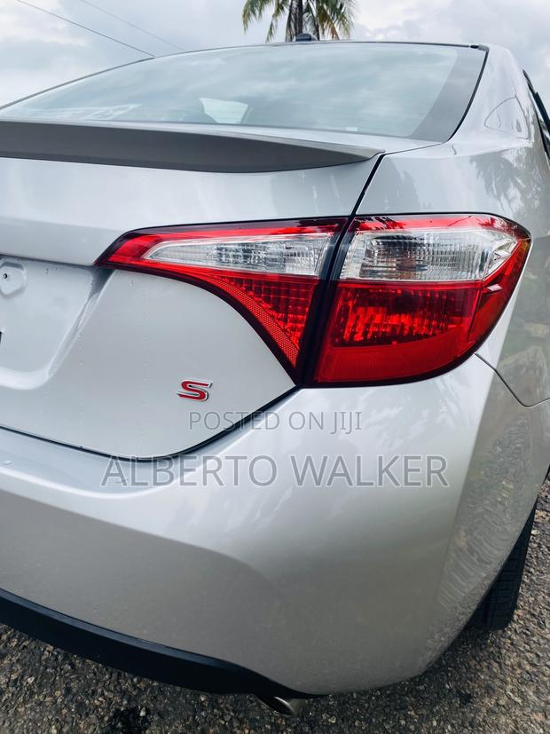 Toyota Corolla S 4dr Sedan (1.8L 4cyl CVT) 2016 Silver photo 7