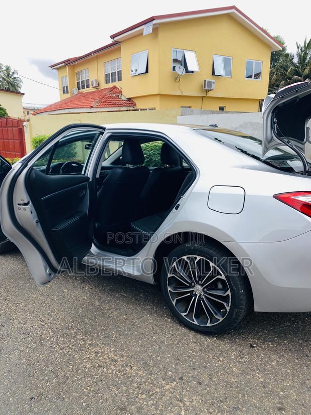 Toyota Corolla S 4dr Sedan (1.8L 4cyl CVT) 2016 Silver photo 13